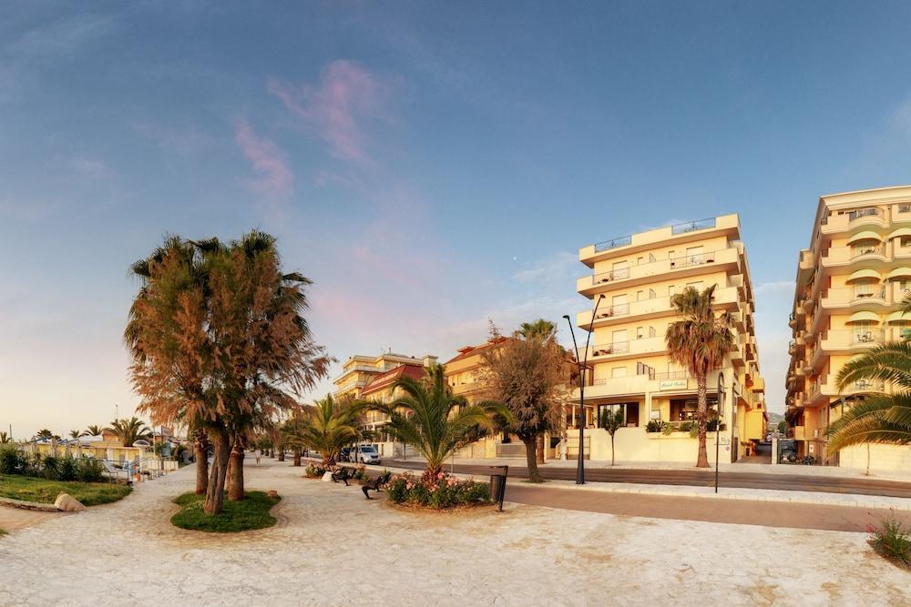 Hotel Bahia Сан-Бенедетто-дель-Тронто Экстерьер фото